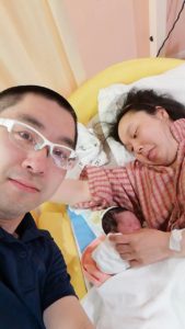 長男が産まれた直後の筆者の家族写真の画像