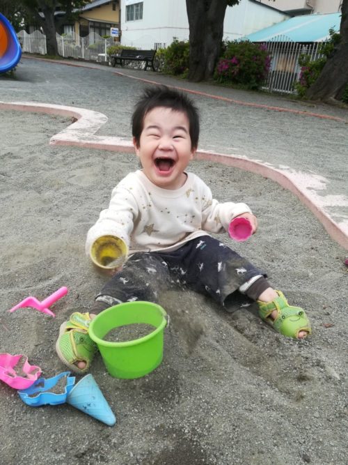 砂場で遊ぶ筆者の子供