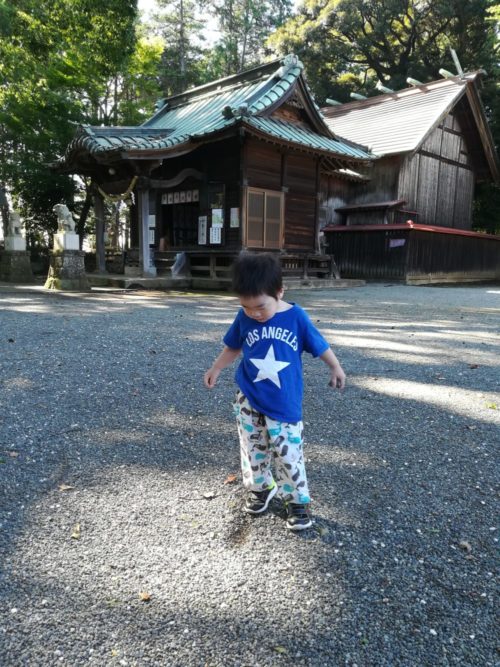 五社神社の本殿前の砂利で遊ぶ筆者の息子の写真