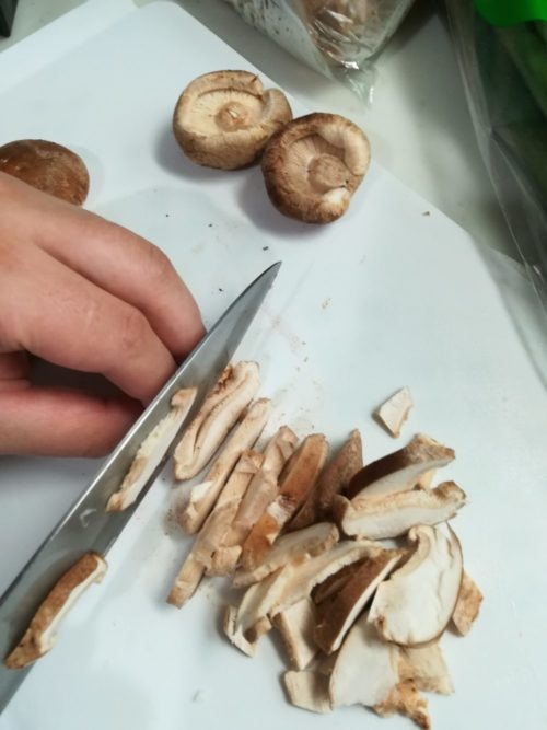 すきやきの具材に使用する椎茸を包丁で５ミリ幅に切っている様子を撮影した写真