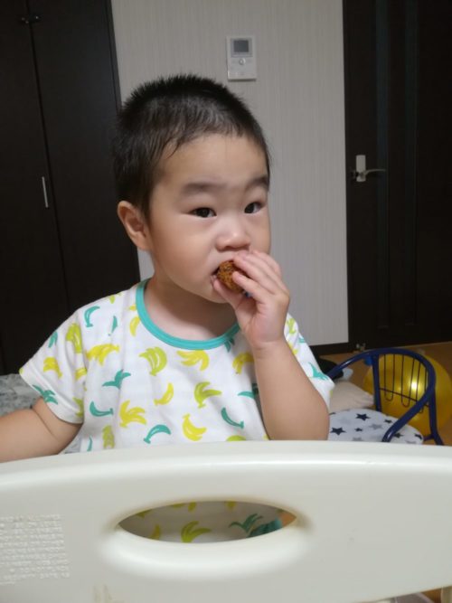 自宅で再現したとんすきメンチを食べる２歳の息子の様子を撮影した写真