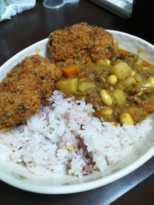 自宅で再現したとんすきメンチをカレーにトッピングした様子を撮影した写真