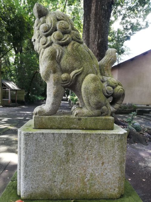 五社神社の石像の写真