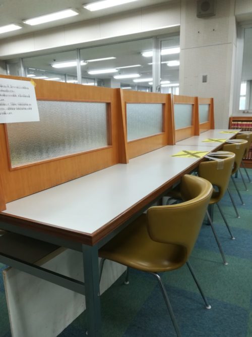 綾瀬市立図書館の学習室内のカウンター席を撮った写真