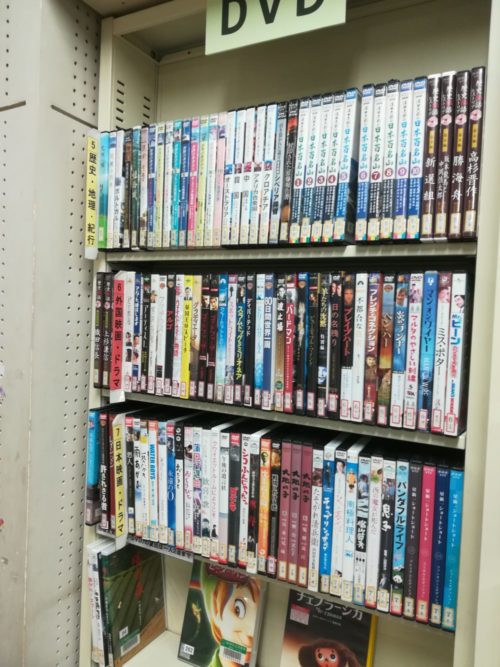 綾瀬市立図書館のDVDの棚の写真