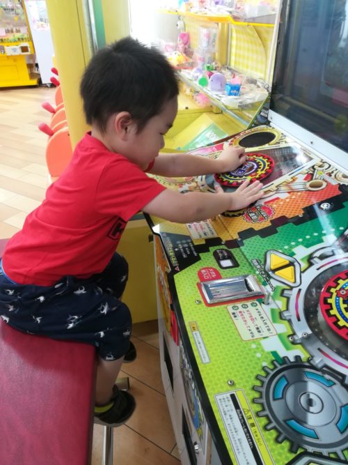 綾瀬タウンヒルズのゲームコーナーで遊んでいる筆者の息子の写真