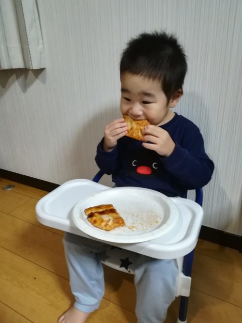 ピザを食べている筆者の息子の写真